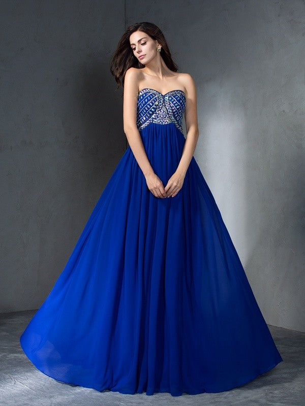 Robe longue en mousseline de soie, coupe trapèze/princesse, décolleté en cœur, perles, sans manches