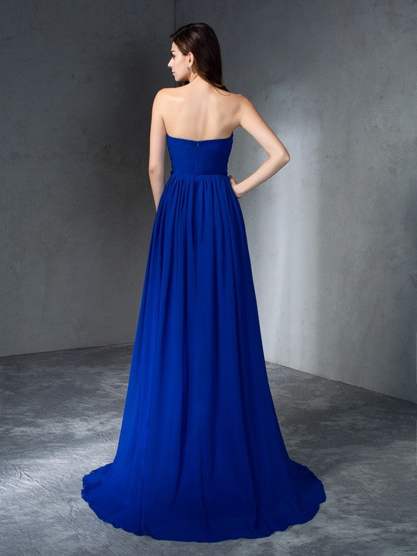 Robe longue en mousseline de soie, coupe trapèze/princesse, décolleté en cœur, perles, sans manches