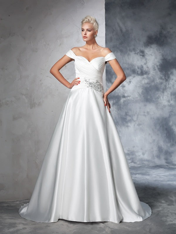 Robe de mariée longue en satin, épaules dénudées, froncée, sans manches