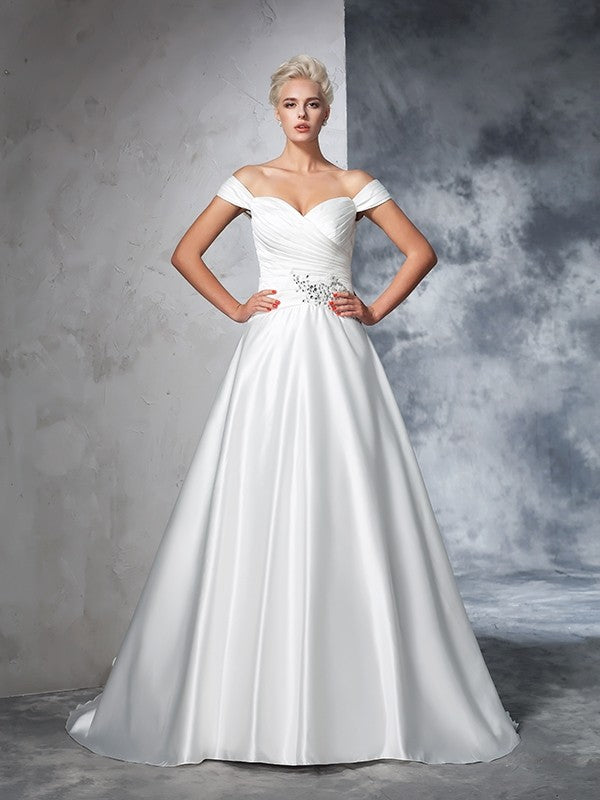 Robe de mariée longue en satin, épaules dénudées, froncée, sans manches