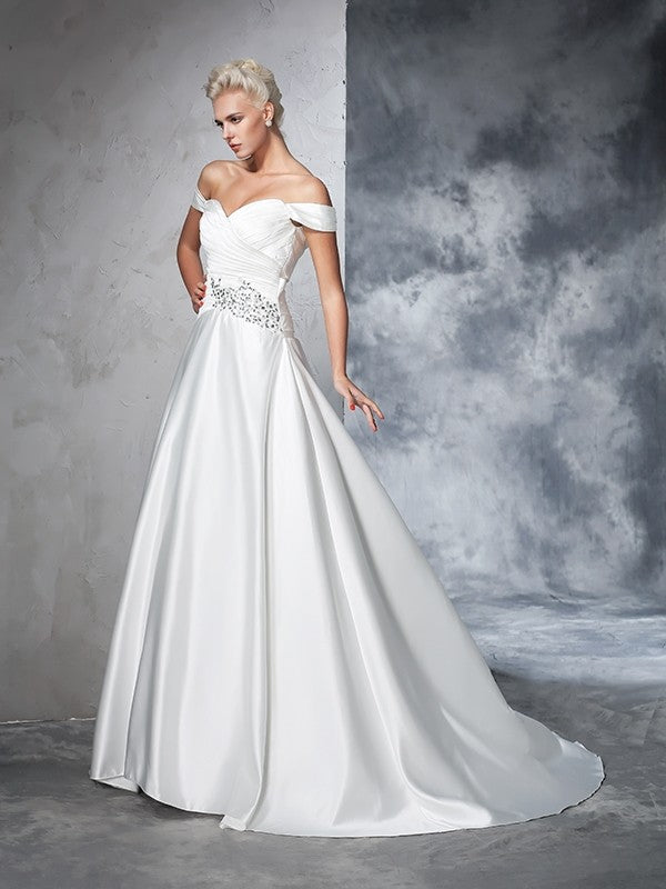 Robe de mariée longue en satin, épaules dénudées, froncée, sans manches