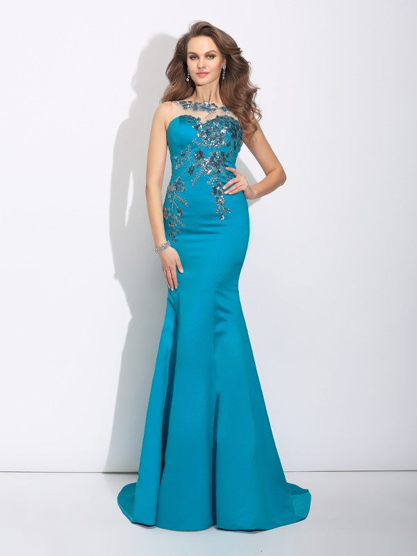 Robe longue en satin sans manches à col trompette/sirène et appliques