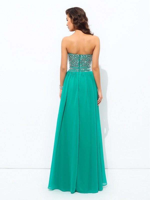 Robe longue en mousseline de soie, coupe trapèze/princesse, décolleté en cœur, perles, sans manches