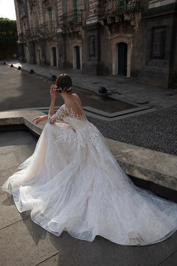 Robe de mariée à manches longues et décolleté trapèze en dentelle