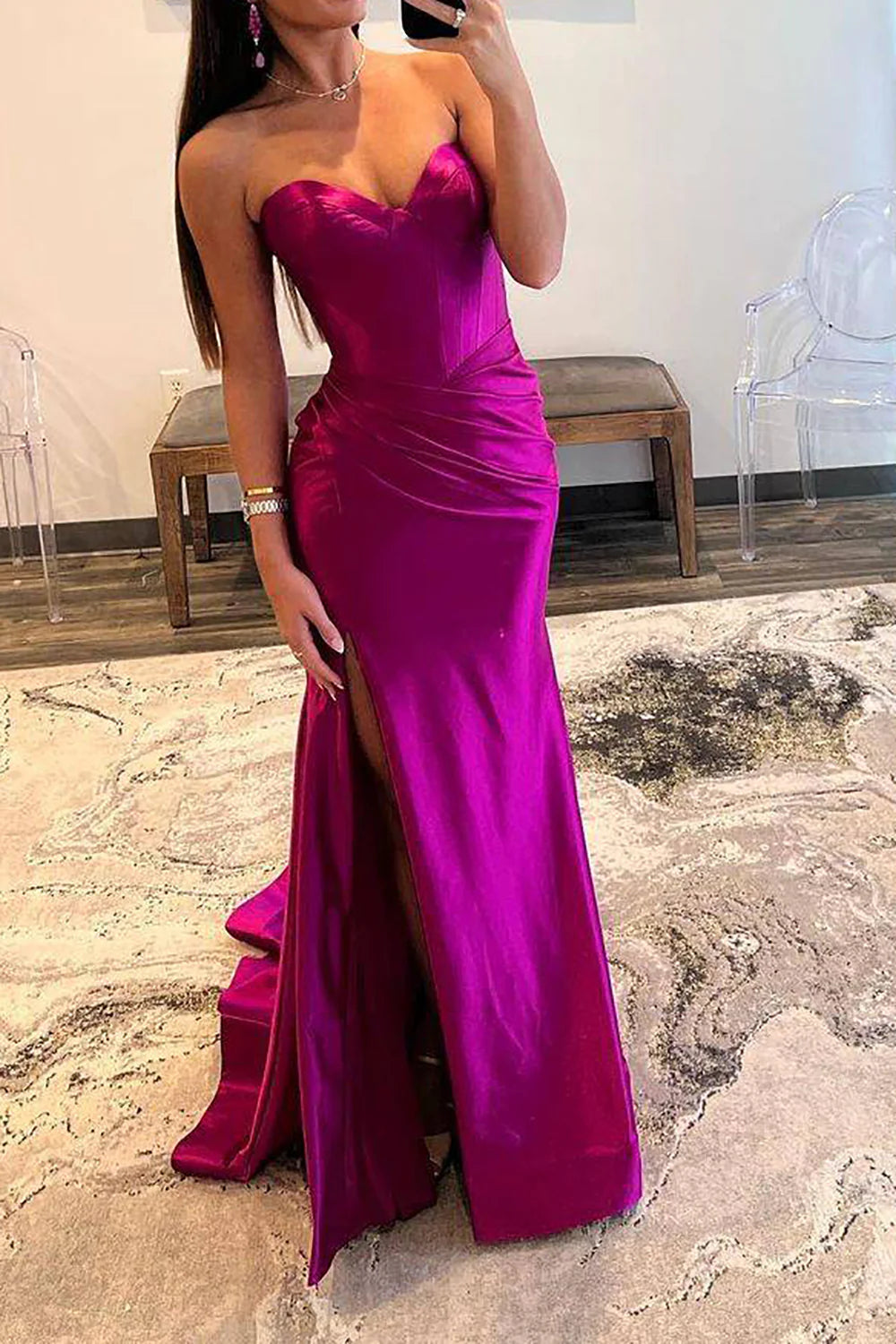 Enges und süßes lila Ballkleid mit Schlitz vorne und Bodenlänge
