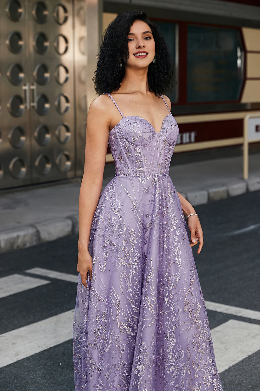 Funkelndes lila A-Linien-Partykleid mit dünnen Schulterträgern und langen Pailletten und engem Korsett