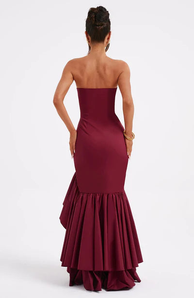 Trägerloses, rückenfreies, seitlich geschlitztes, gerüschtes Rand und bodenlanges Ballkleid