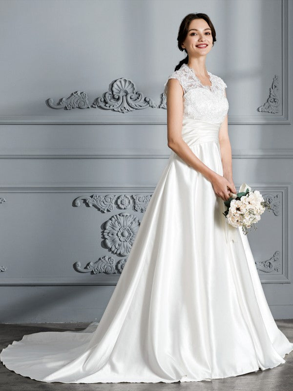 Robe de mariée en satin à col en V et sans manches avec traîne