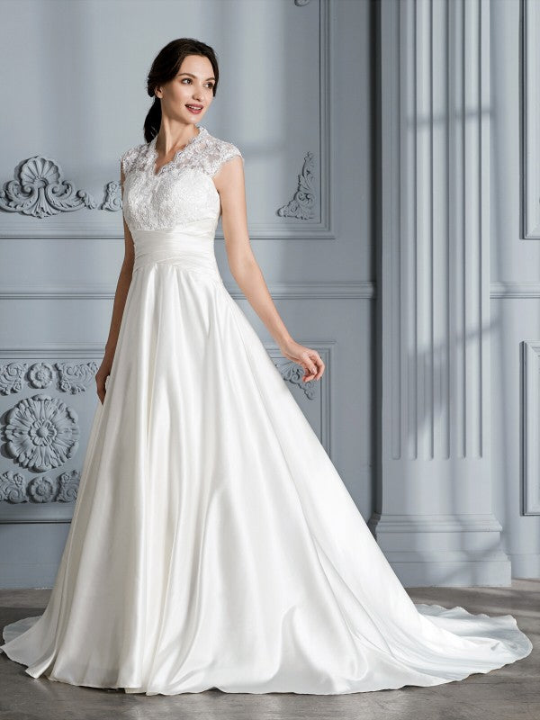 Robe de mariée en satin à col en V et sans manches avec traîne