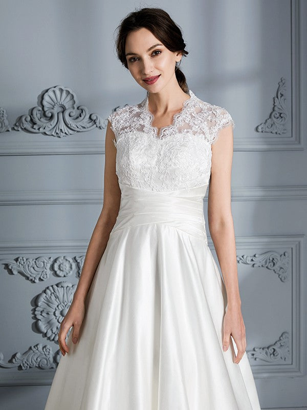 Robe de mariée en satin à col en V et sans manches avec traîne