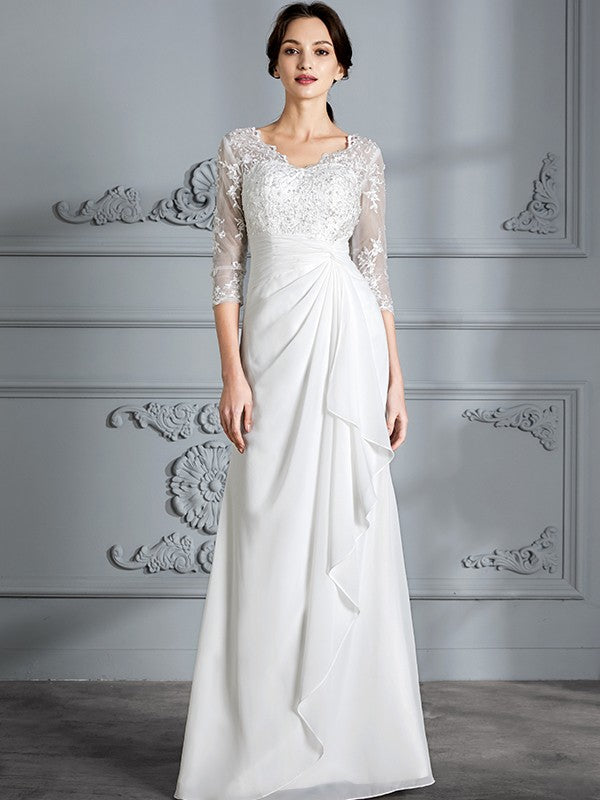 Robe de mariée fourreau/colonne, col en V, manches 3/4, en mousseline, longueur au sol
