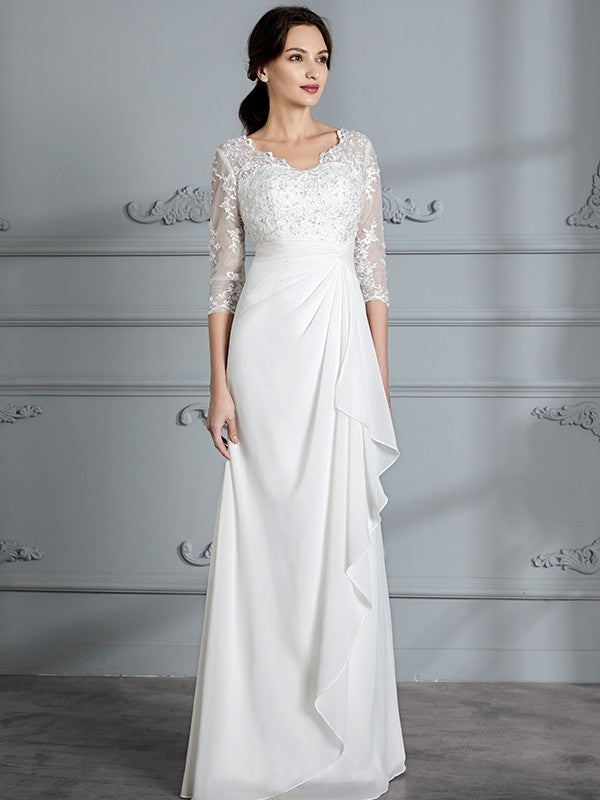 Robe de mariée fourreau/colonne, col en V, manches 3/4, en mousseline, longueur au sol