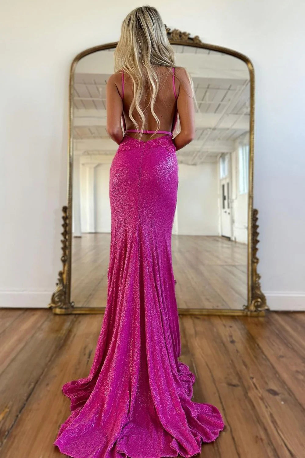Lila-rotes Pailletten-Ballkleid mit dünnen Schulterträgern, freiliegendem Rücken und bodenlangem Pailletten-Schlitz