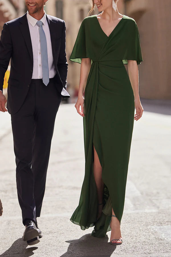 Le haut court à col en V s'adapte parfaitement aux plis impériaux, robe de mère de la mariée