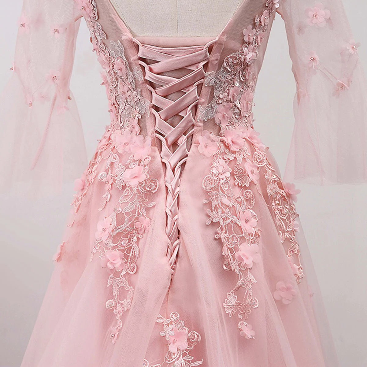 Robe de bal longue rose dos nu avec appliques en dentelle et col en V 