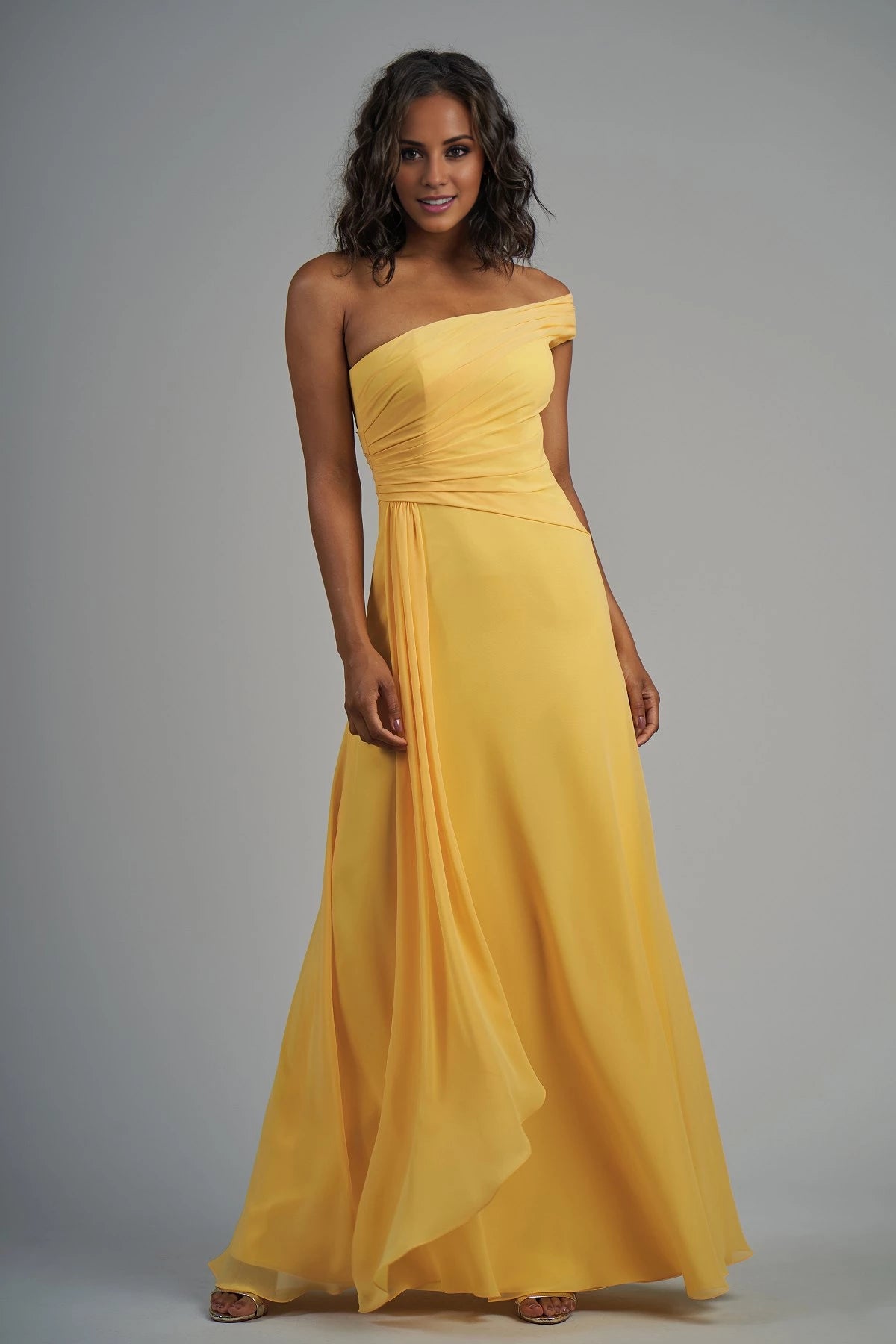 Robe de bal trapèze asymétrique, décolleté asymétrique, épaules dénudées, sans manches, dos nu et longueur au sol