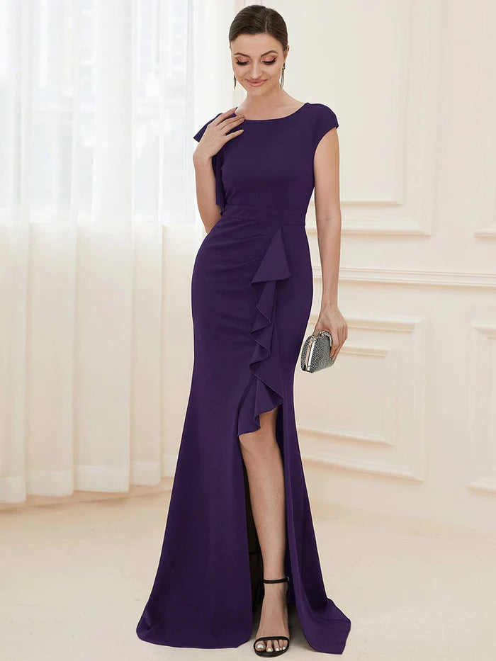 Bodenlanges Abendkleid aus Strick mit Rüschen, asymmetrischem Schlitz vorne