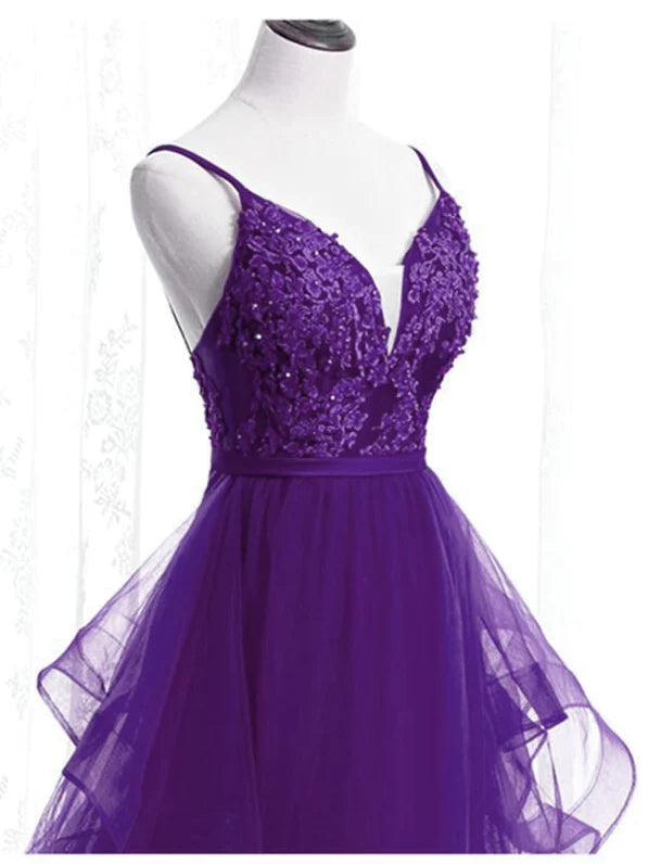 Robe de soirée longue en dentelle transparente violette élégante et belle avec épaules dénudées et col en V violet et fine bretelle pour robe de soirée dos nu