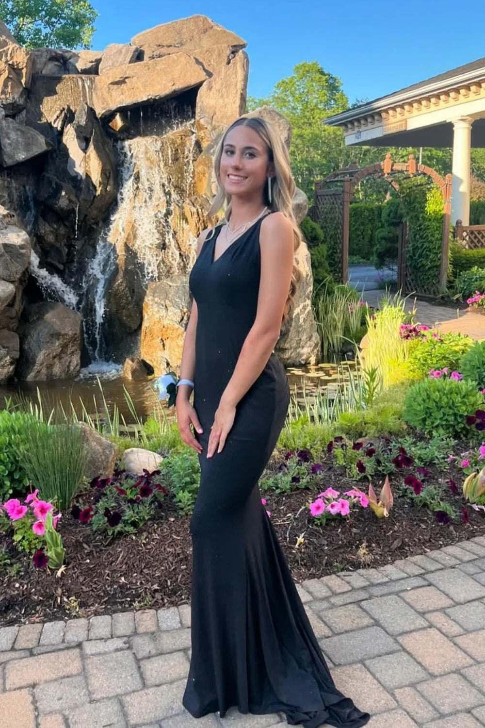 Black Backless Glitter Mermaid Gown – Sleeveless V-Neck Prom Dress with Train