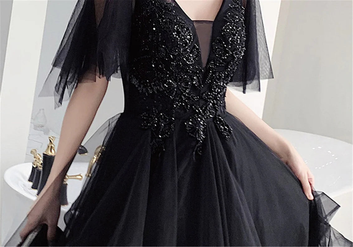 Robe de soirée noire élégante et charmante à manches courtes et paillettes, robe de soirée noire à col en V superposé et longueur au sol