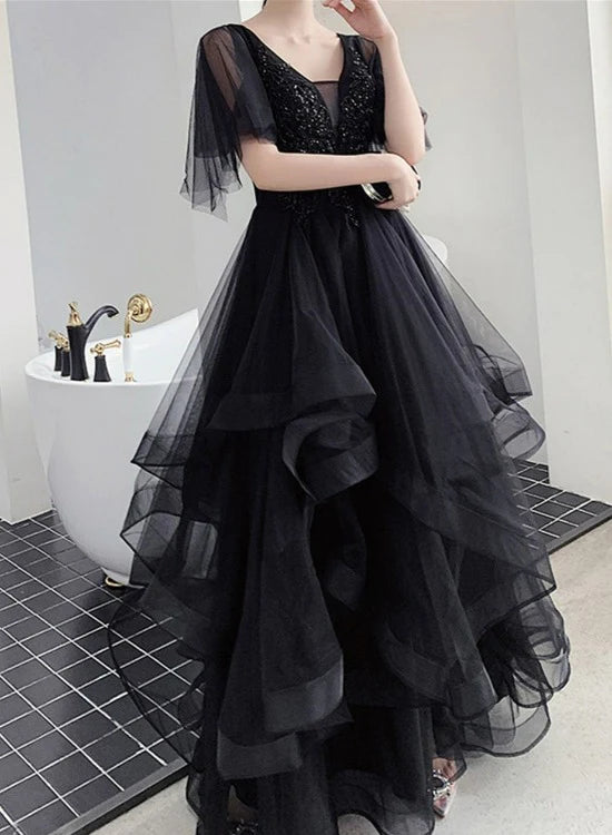 Robe de soirée noire élégante et charmante à manches courtes et paillettes, robe de soirée noire à col en V superposé et longueur au sol