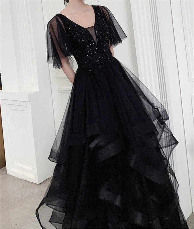 Robe de soirée noire élégante et charmante à manches courtes et paillettes, robe de soirée noire à col en V superposé et longueur au sol