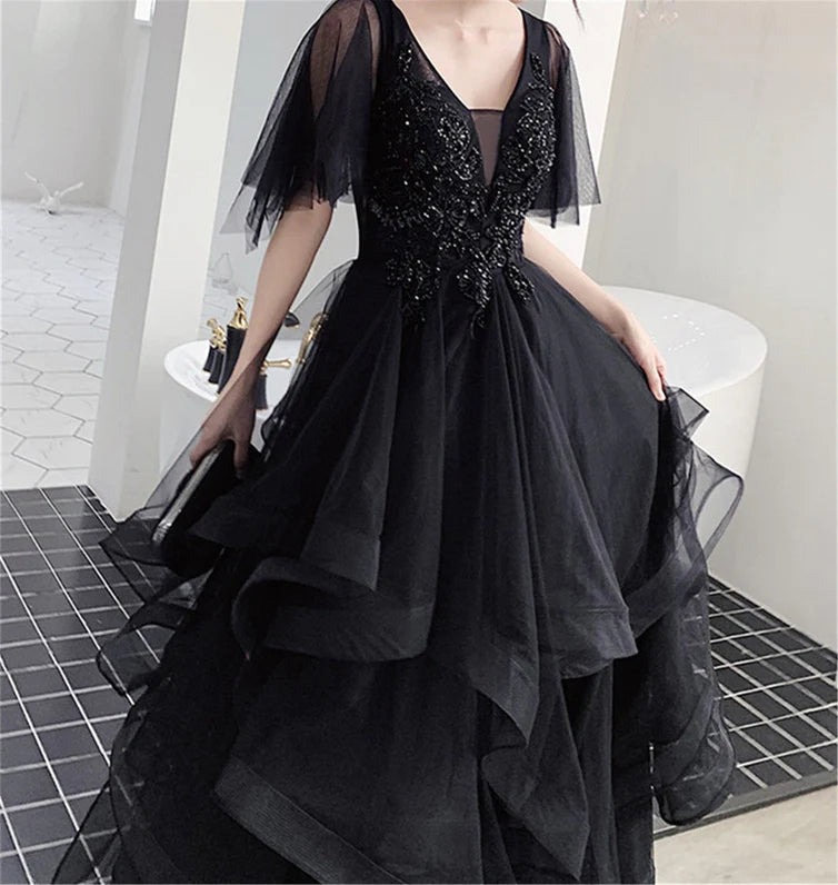 Robe de soirée noire élégante et charmante à manches courtes et paillettes, robe de soirée noire à col en V superposé et longueur au sol