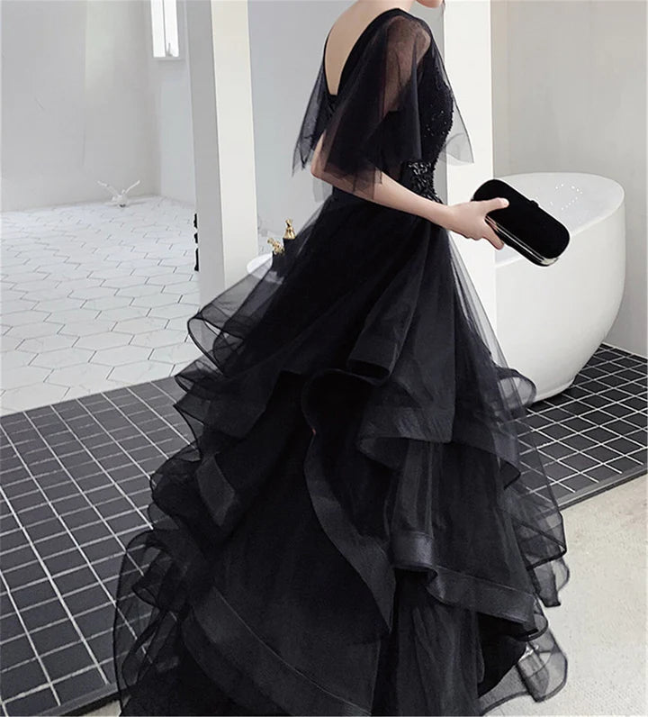 Robe de soirée noire élégante et charmante à manches courtes et paillettes, robe de soirée noire à col en V superposé et longueur au sol