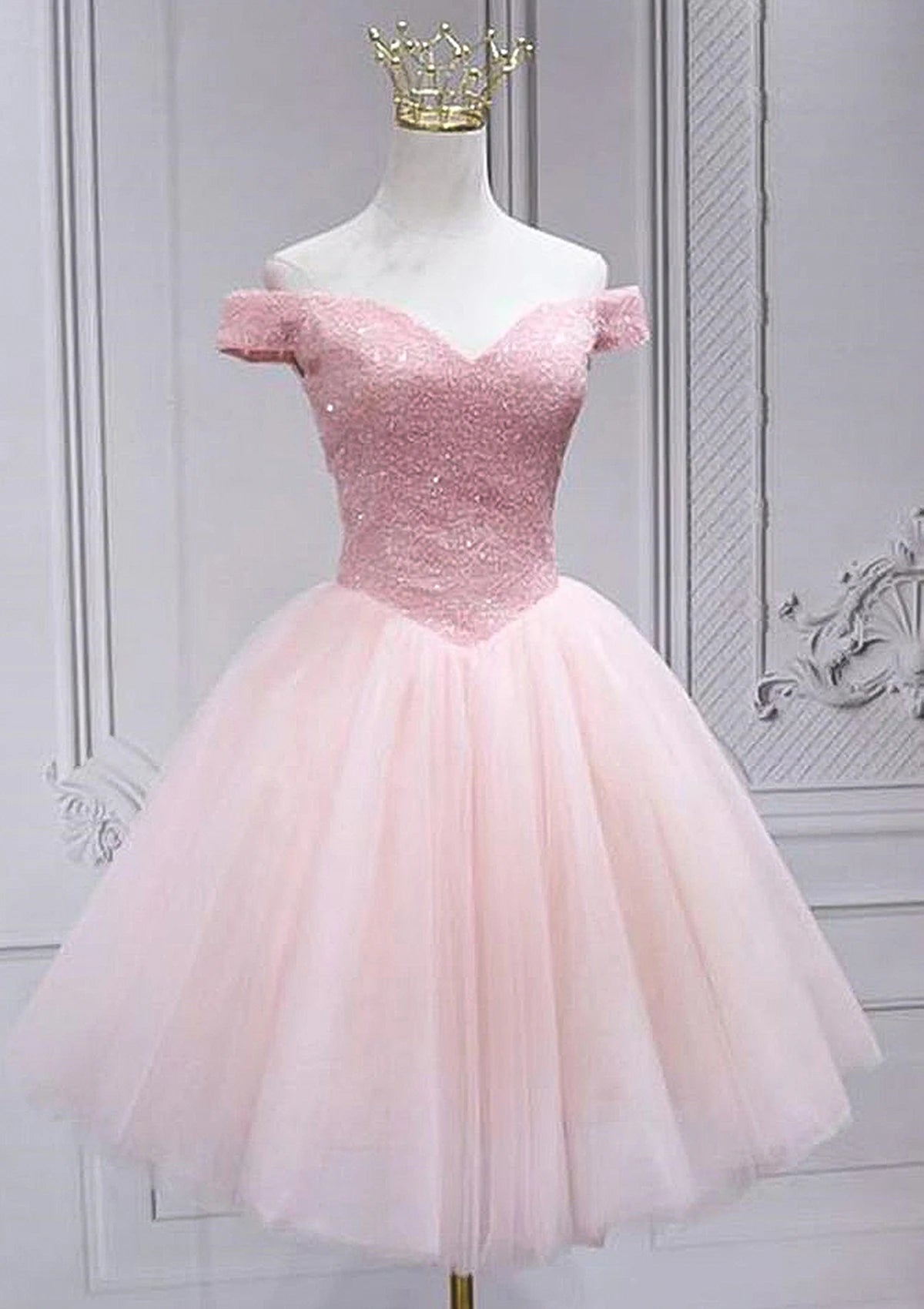 Charming A-Line Off-Shoulder Sweetheart Cap-Sleeve Lace-Up Back Short Homecoming Dresses