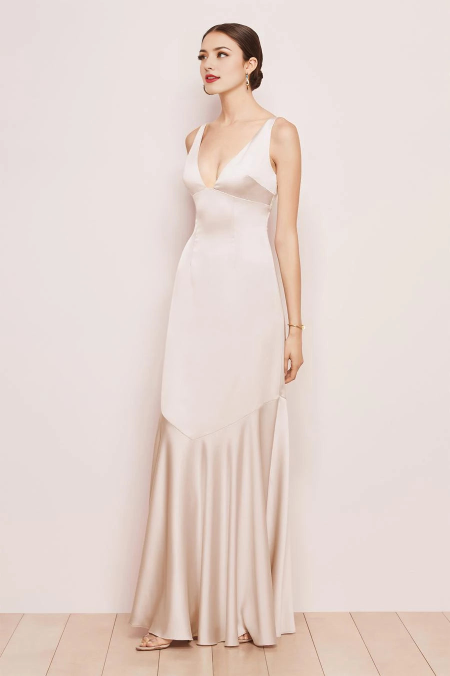 Robe de bal à col en V profond, épaules dénudées, sans manches, dos nu et longueur au sol