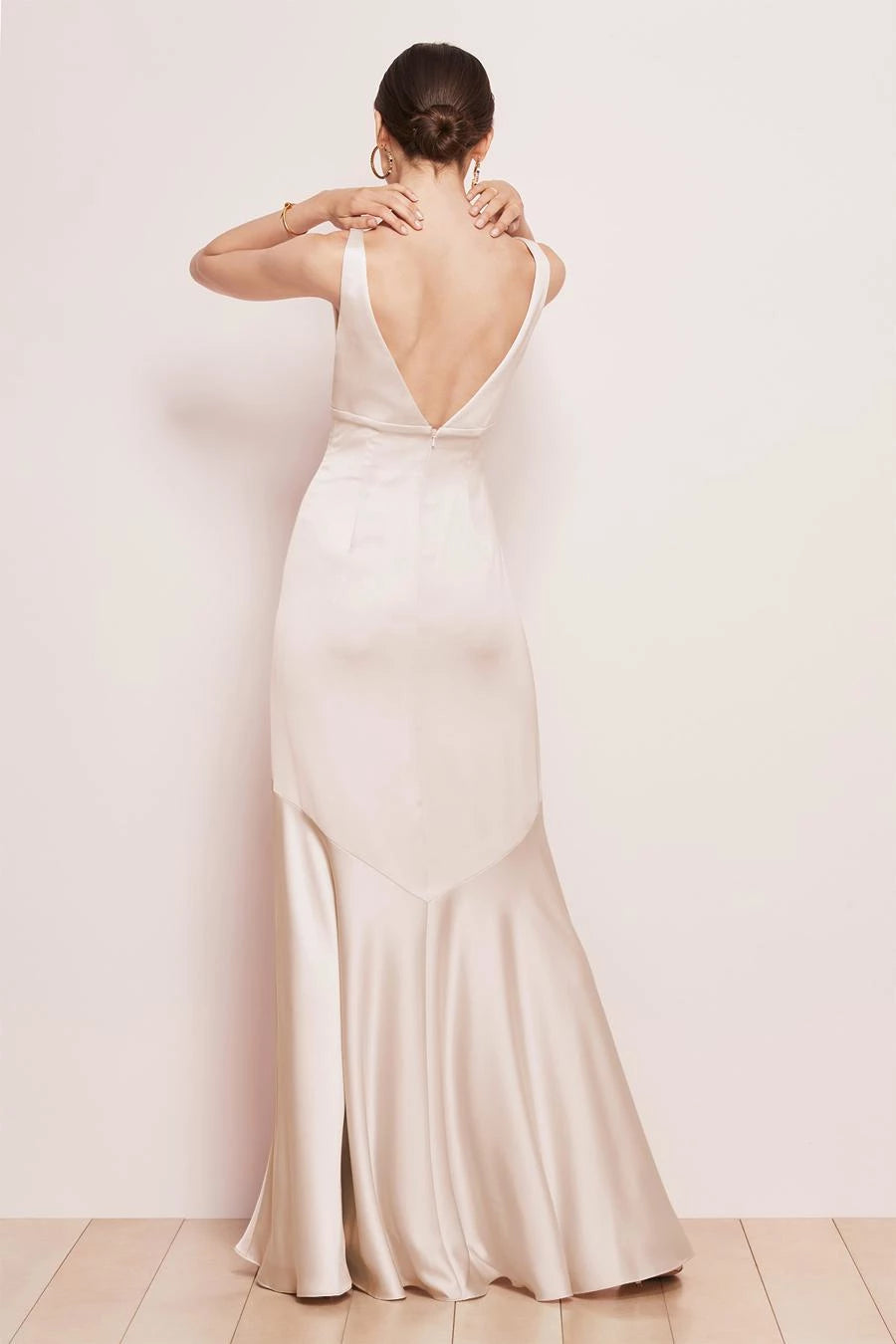 Robe de bal à col en V profond, épaules dénudées, sans manches, dos nu et longueur au sol