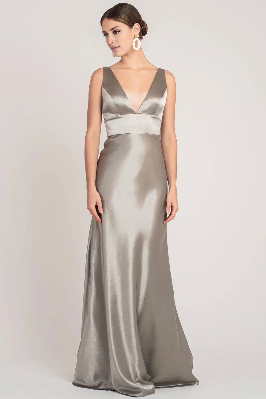 Robe de soirée longue sans manches à col en V profond et épaules dénudées