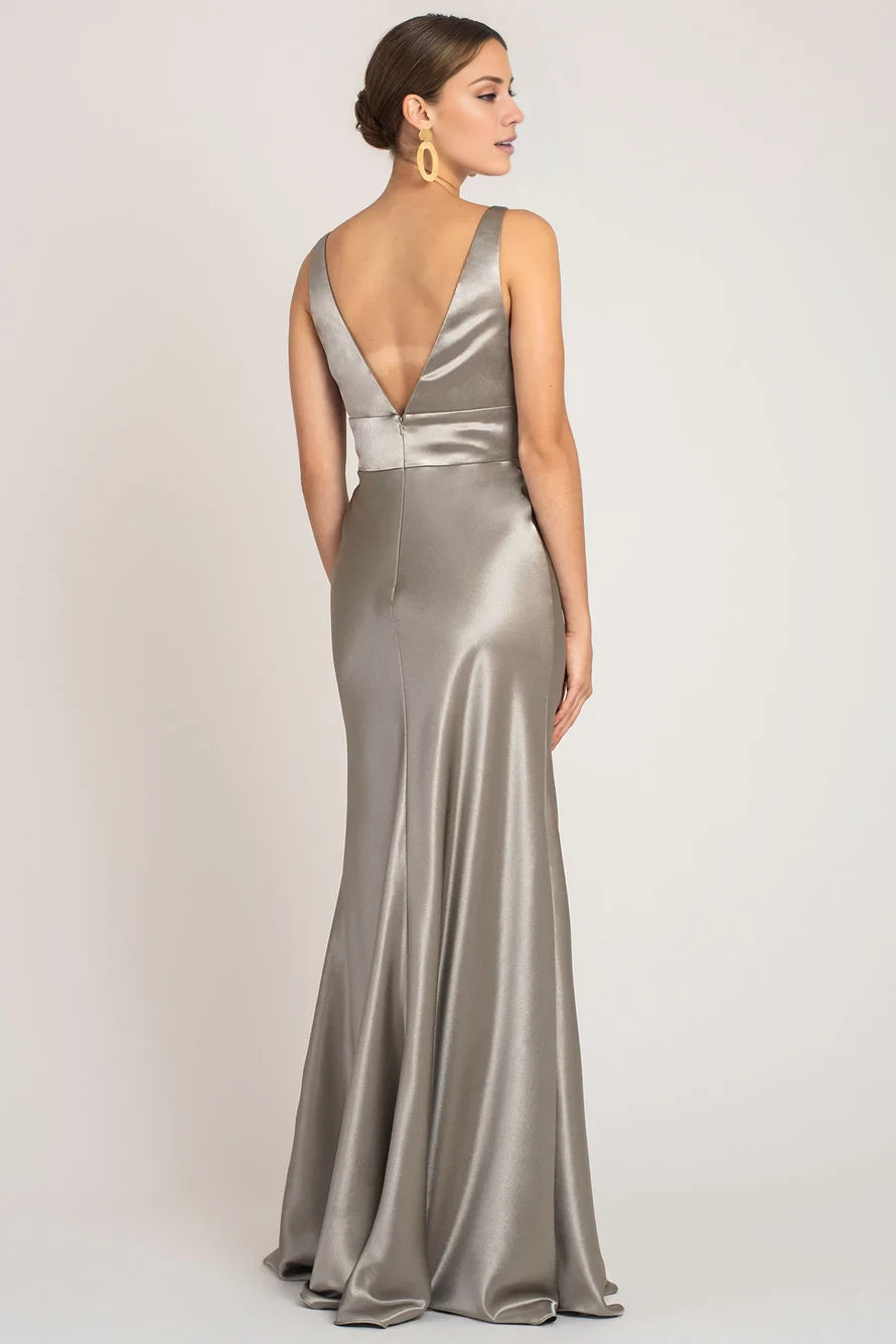 Robe de soirée longue sans manches à col en V profond et épaules dénudées