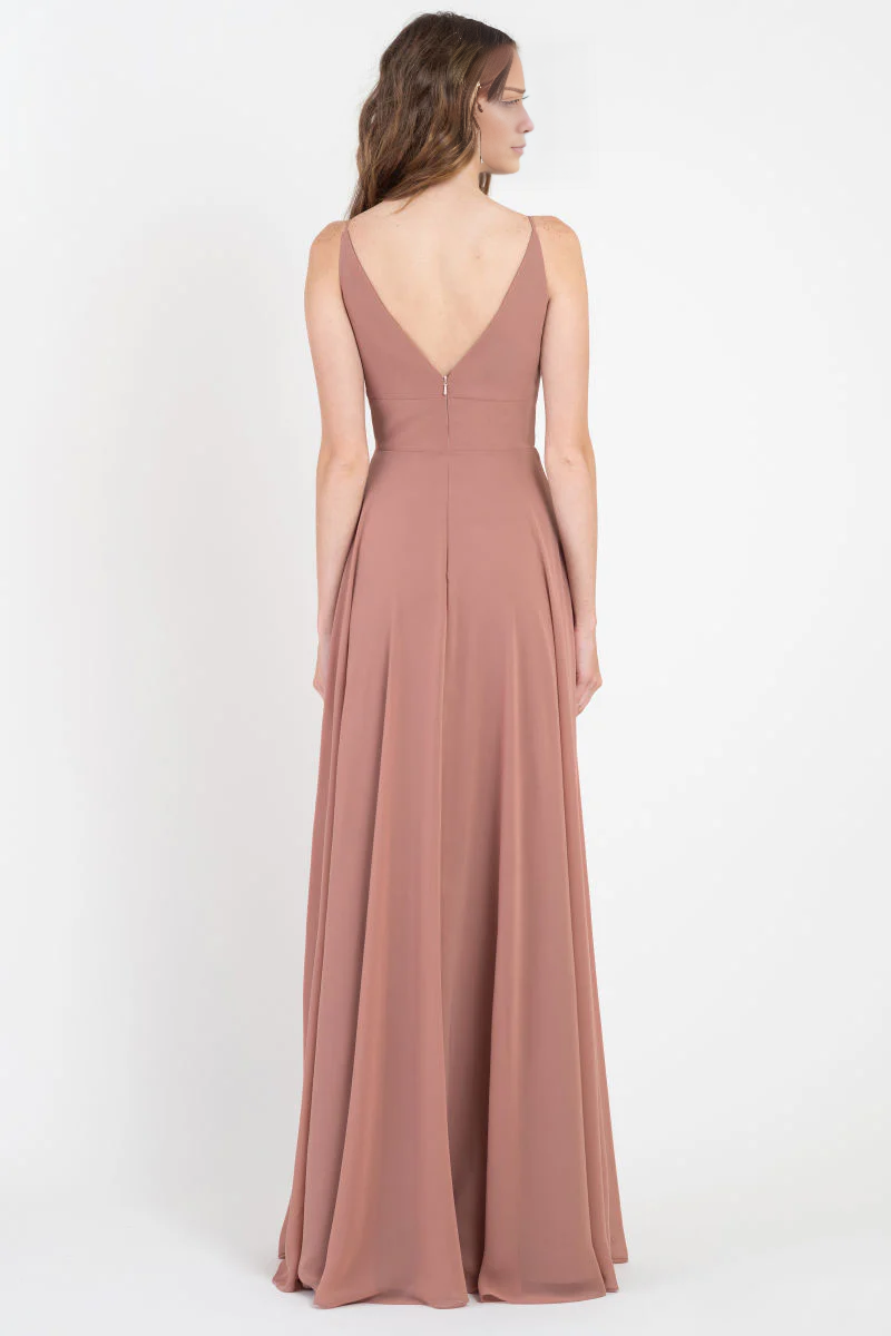 Robe de soirée longue sans manches à col en V profond et épaules dénudées, bretelles fines, dos nu