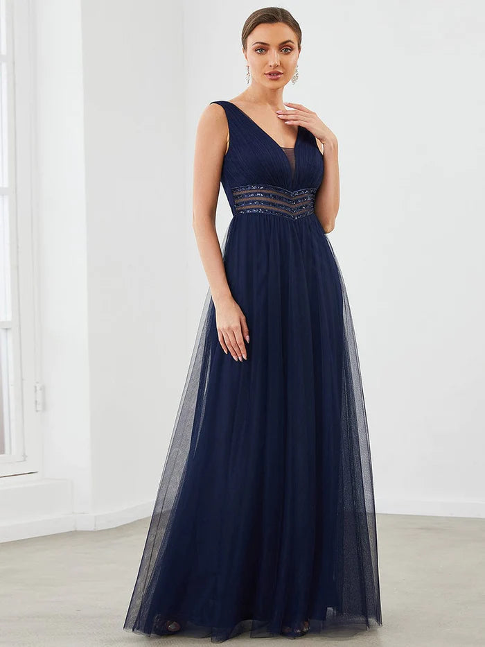 Ärmelloses Abendkleid mit Tüll, Pailletten und Chevron-Muster und Empire-Taille 