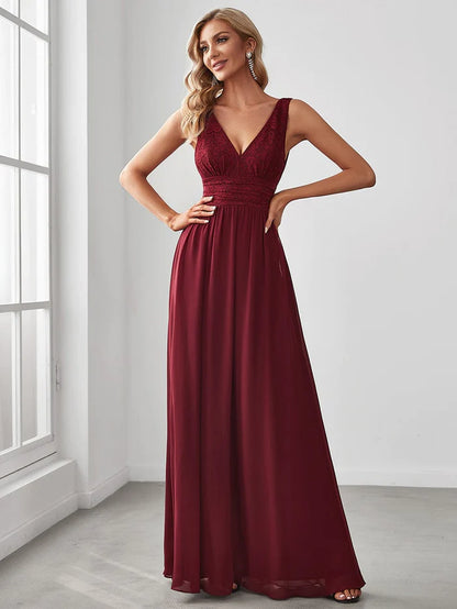Abendkleid aus Chiffon mit Empire-Taille und V-Rücken und ärmellosem Spitzendekolleté 