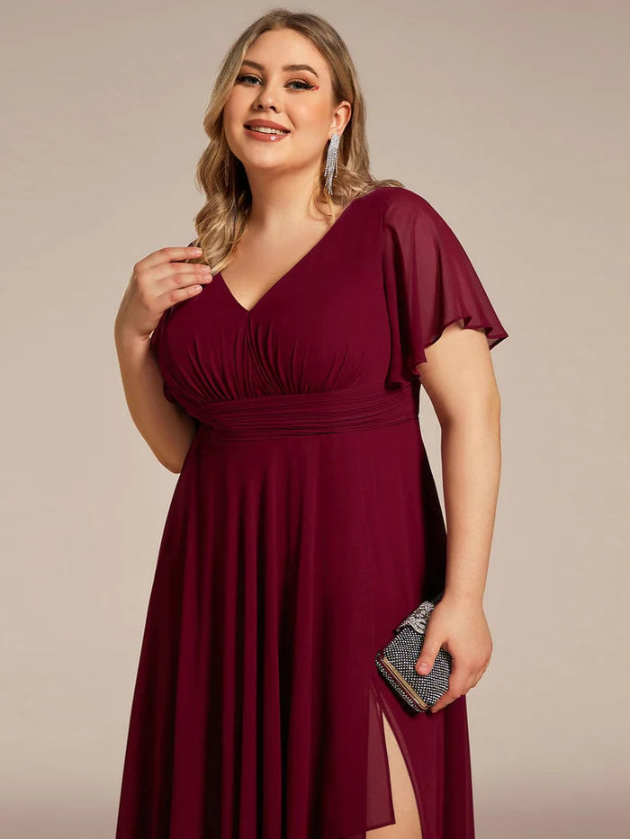 Robe de soirée grande taille en mousseline de soie à taille empire et fente haute 