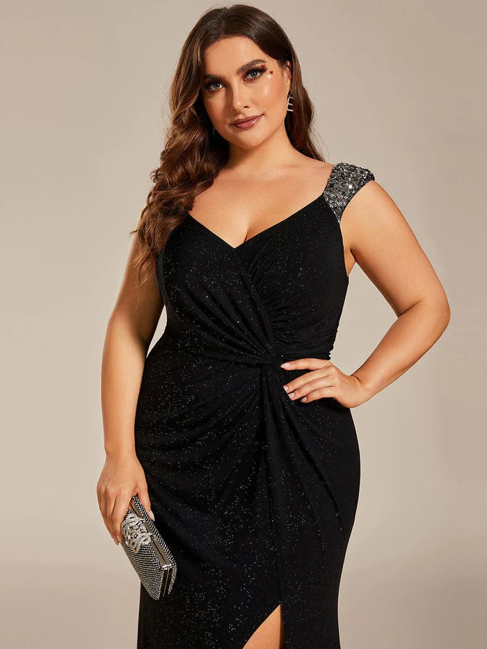 Abendkleid in Übergröße mit glitzerndem V-Ausschnitt, hohem Schlitz, Pailletten und Schulterträgern 