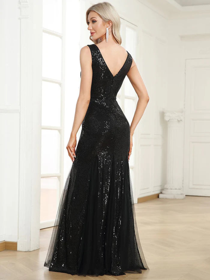 Ärmelloses, figurbetontes Abendkleid mit asymmetrischem Saum 