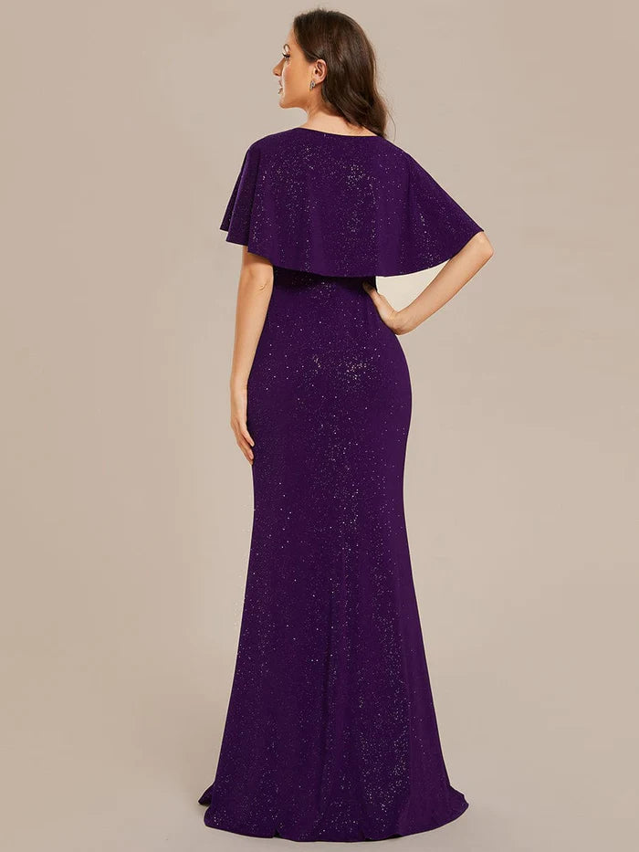 Glitzerndes, figurbetontes Abendkleid mit V-Ausschnitt, plissierten Fledermausärmeln und Taillenbetonung 
