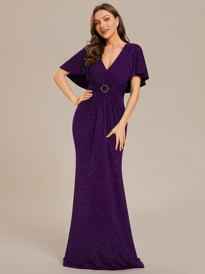Glitzerndes, figurbetontes Abendkleid mit V-Ausschnitt, plissierten Fledermausärmeln und Taillenbetonung 