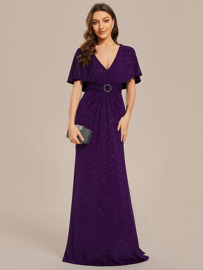 Glitzerndes, figurbetontes Abendkleid mit V-Ausschnitt, plissierten Fledermausärmeln und Taillenbetonung 