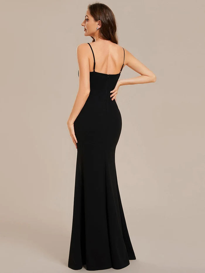 Schlichtes, figurbetontes Abendkleid mit Spaghettiträgern, hohem Schlitz und Strass 