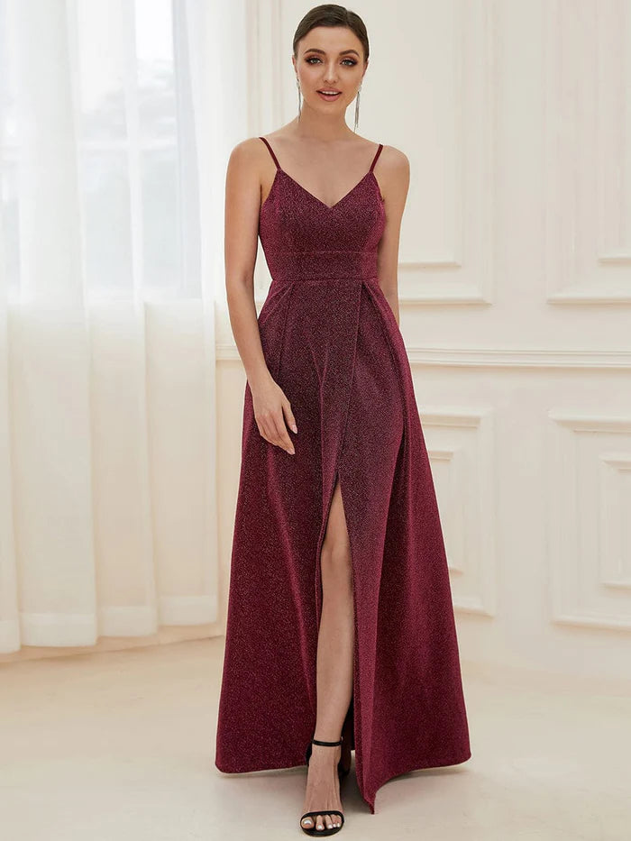 Glänzendes Abendkleid mit Spaghettiträgern und Schlitz vorne 