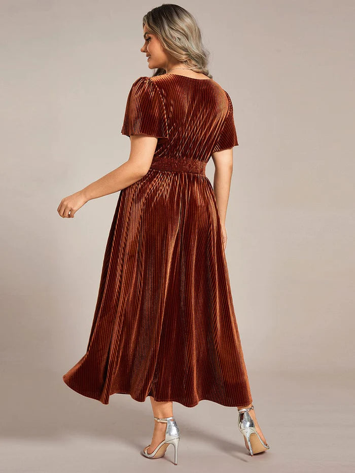Plus Size A-Linie V-Ausschnitt Kurzarm Plissee Samt Herbst Hochzeitsgastkleid 