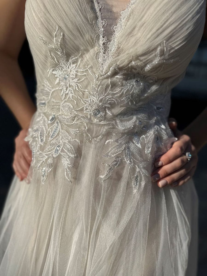 Robe de mariée trapèze en tulle à fleurs et bretelles spaghetti, col en V illusion 