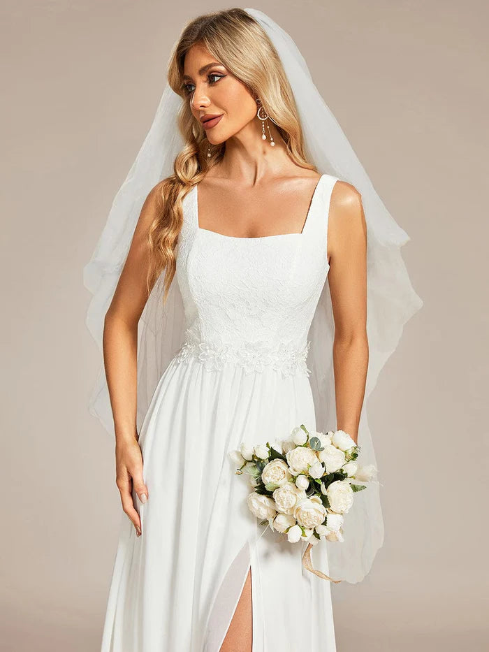 Robe de mariée minimaliste à décolleté carré et fente haute avec appliques en dentelle 