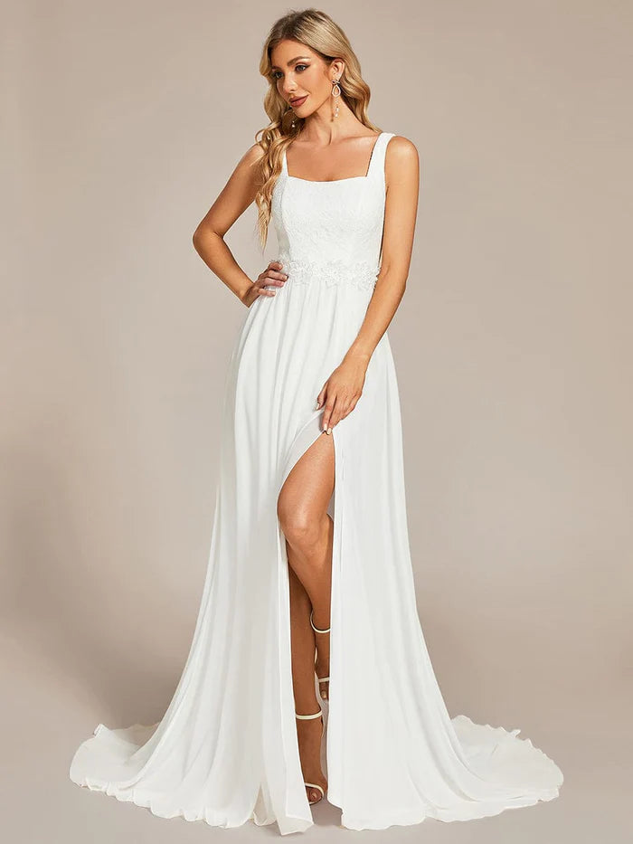 Robe de mariée minimaliste à décolleté carré et fente haute avec appliques en dentelle 