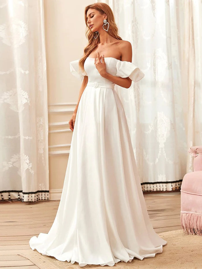 Robe de mariée ceinturée à épaules dénudées et décolleté en cœur 