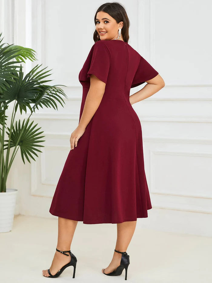 Elegantes Midikleid mit kurzen Flügelärmeln in Übergröße für die Brautmutter 
